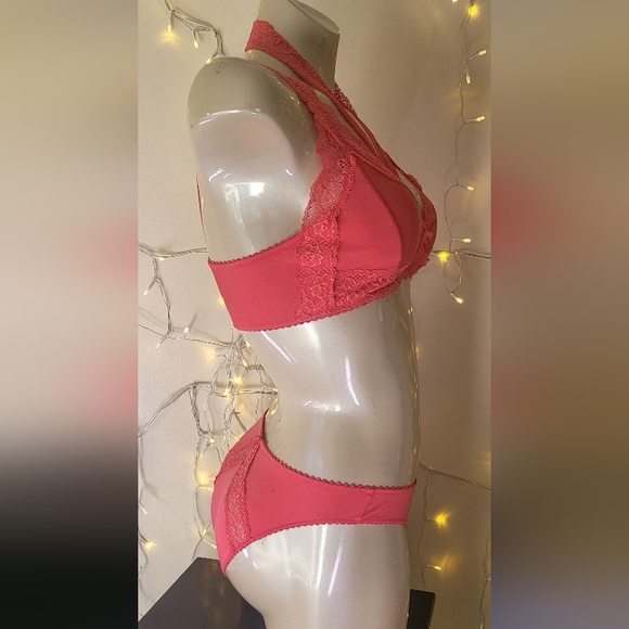 Agent Provocateur Coral Lace Bra and Panty Set - Picture 5 of 6